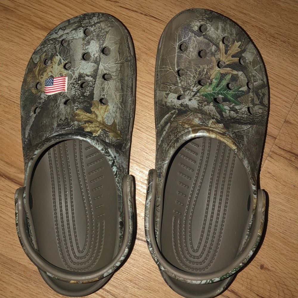 Womens Crocs size 9 in Real Tree Camo comes with 1 American flag jibbett.